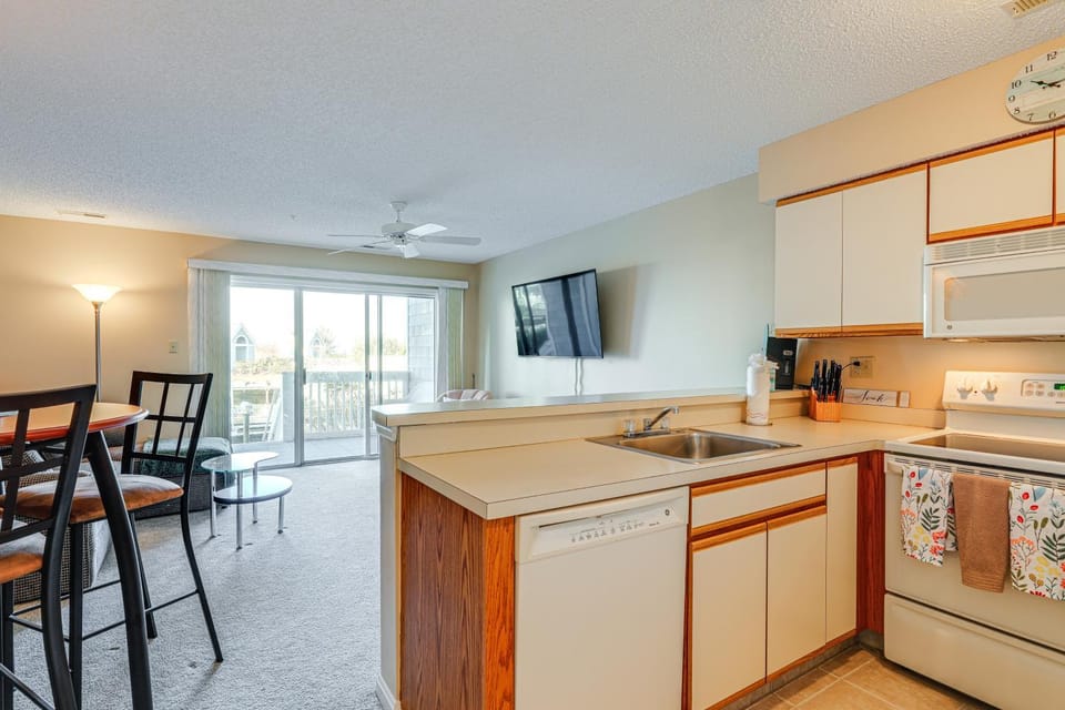 Half Mi to Beach: Bayfront Ocean City Condo, Deck House in Ocean City