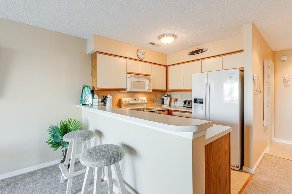 Half Mi to Beach: Bayfront Ocean City Condo, Deck House in Ocean City