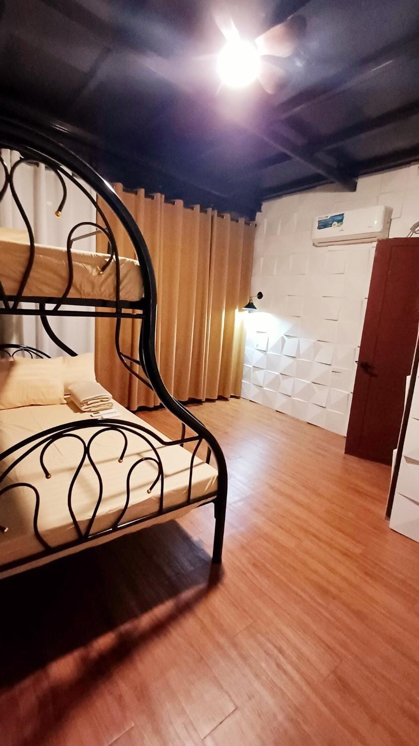 Bedroom, bunk bed