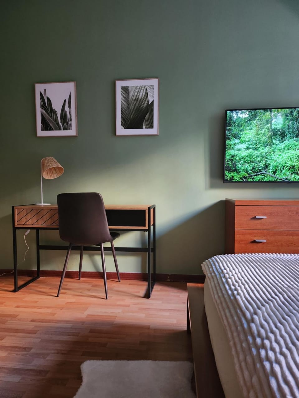 Bed, TV and multimedia, Seating area, Bedroom