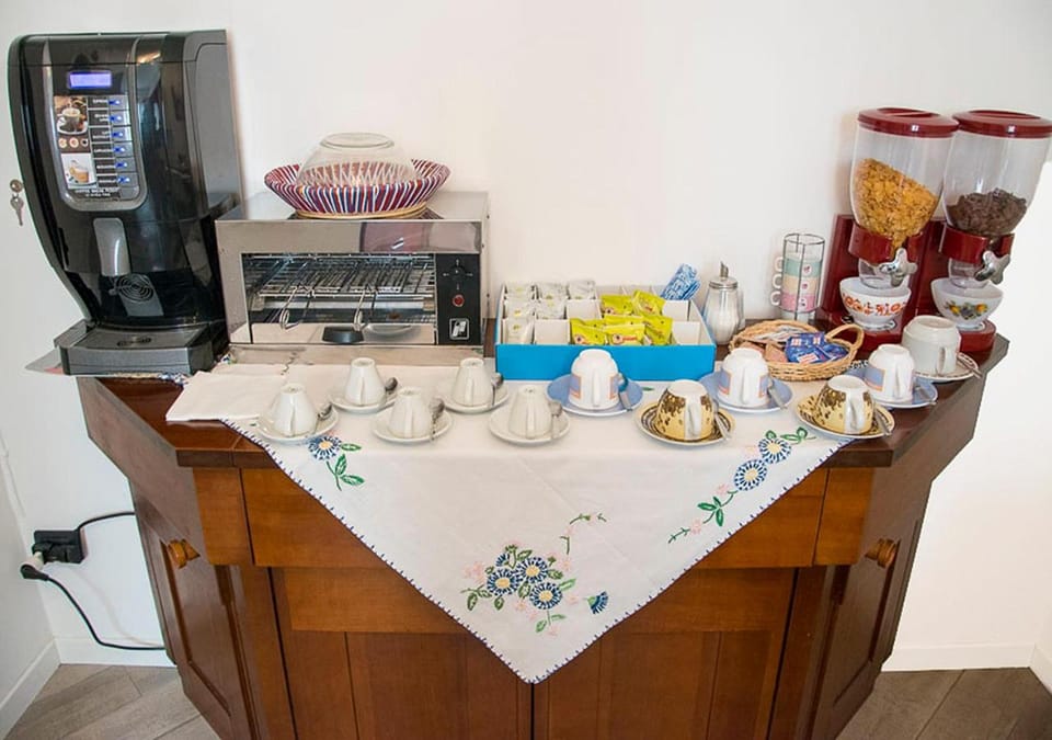 Restaurant/places to eat, Other, Communal kitchen, Food, Area and facilities, Breakfast, Buffet breakfast, Italian breakfast