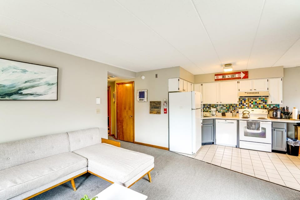 Snow Mountain Condo: Hot Tub + Shuttle to Resort House in Dover