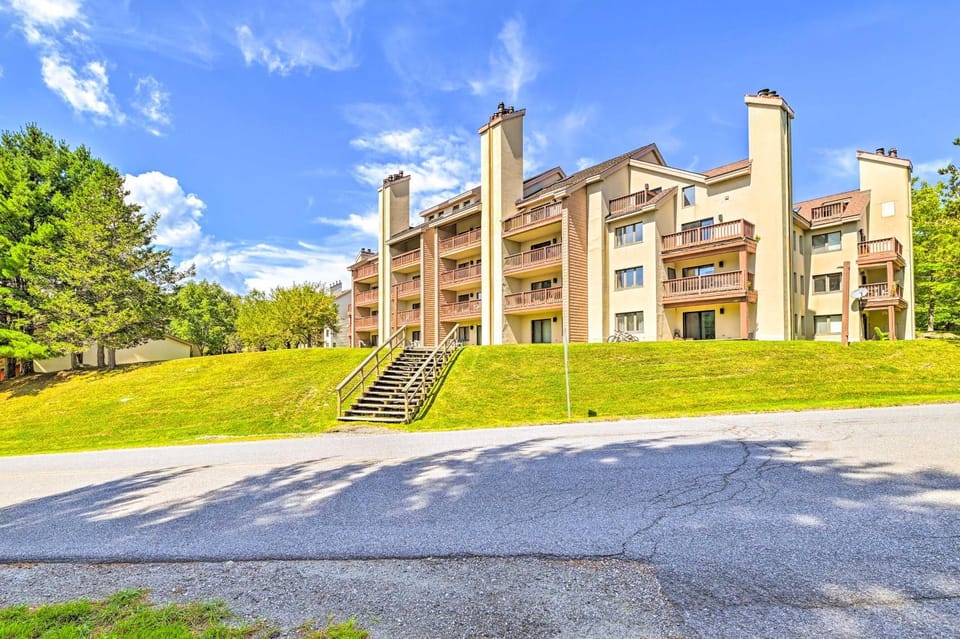 Snow Mountain Condo: Hot Tub + Shuttle to Resort House in Dover