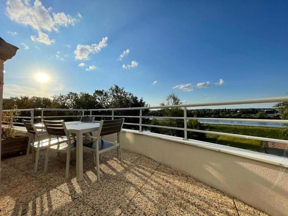 Property building, Patio, Balcony/Terrace