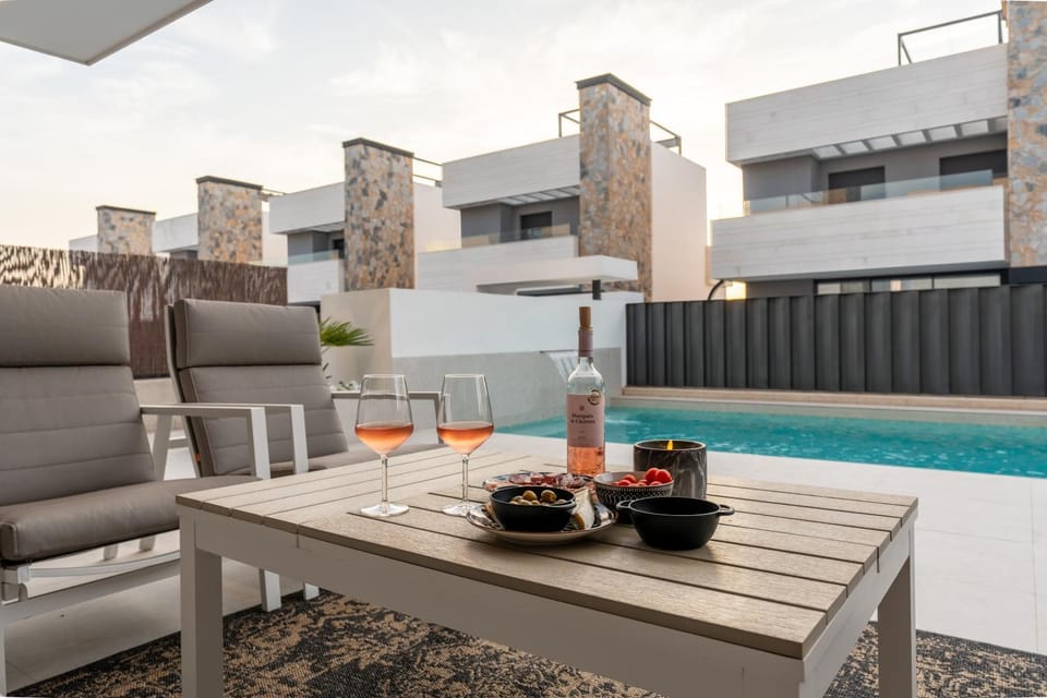 Garden, Balcony/Terrace, Balcony/Terrace, Seating area, Dining area, Pool view, Swimming pool