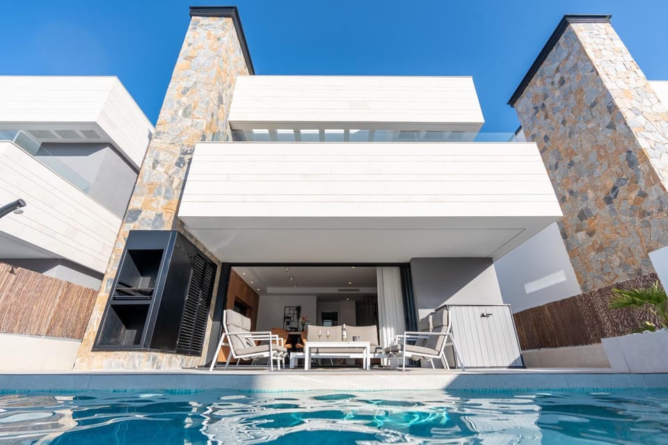 Property building, Garden, Balcony/Terrace, Pool view, Swimming pool, Swimming pool