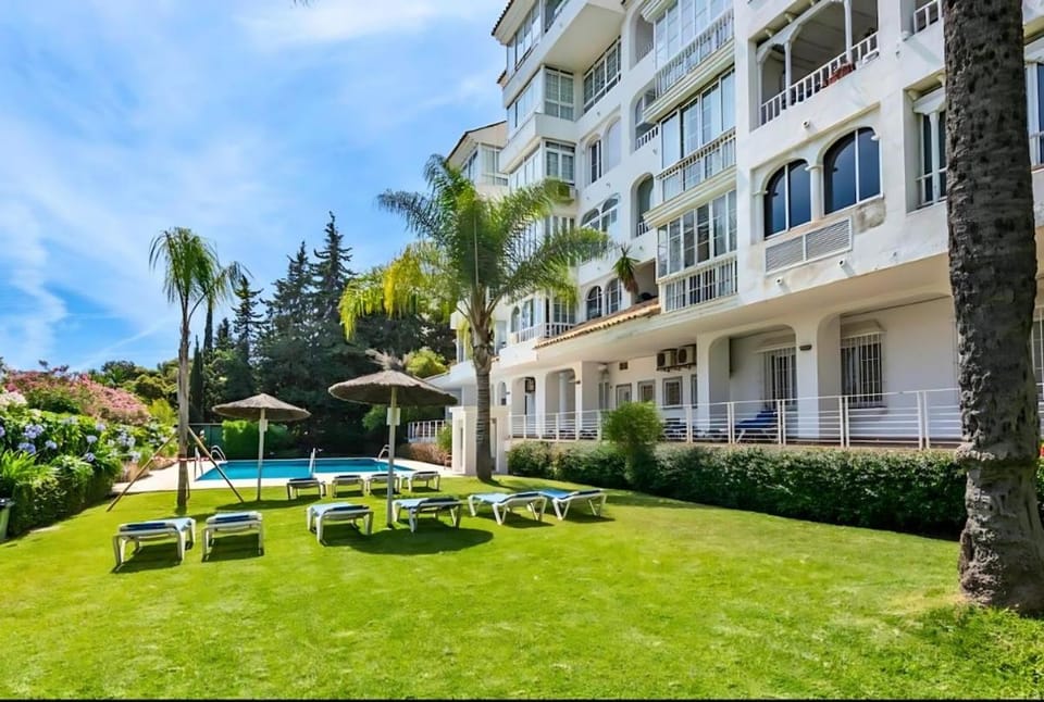 Property building, Natural landscape, Garden, Pool view, Swimming pool, Swimming pool, sunbed