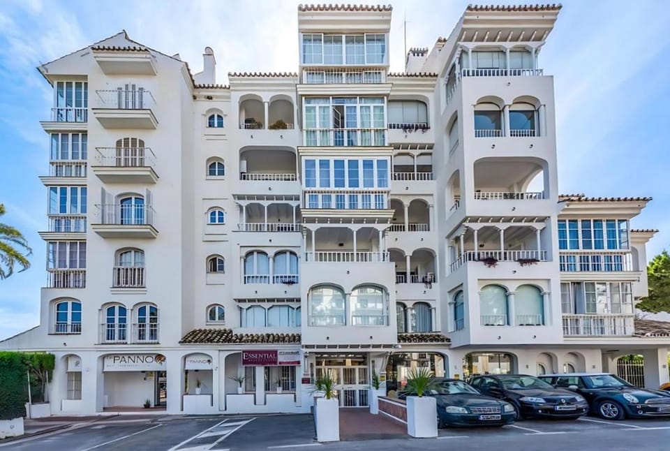 Property building, Neighbourhood, Street view, Location, Parking