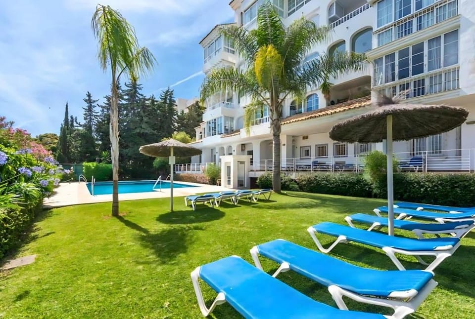 Property building, Natural landscape, Garden, Pool view, Swimming pool, Swimming pool, sunbed