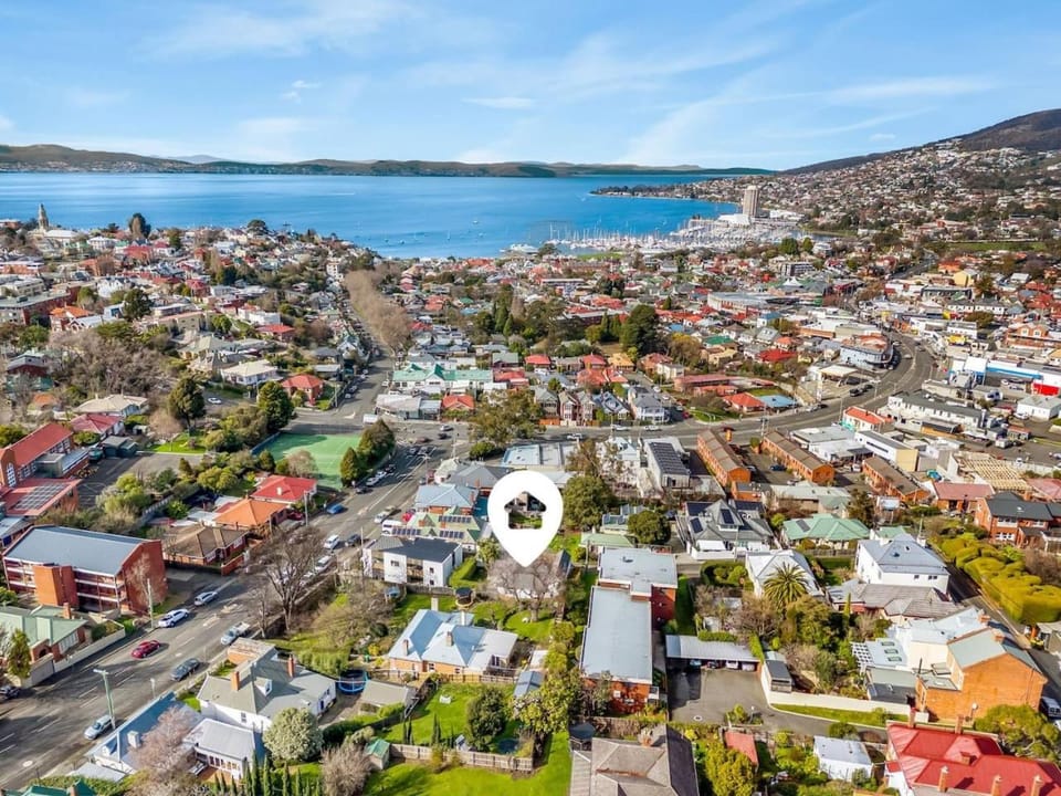 3 Bedroom House - Free Parking House in Tasmania