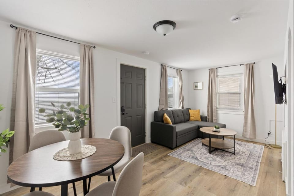 TV and multimedia, Living room, Seating area, Dining area