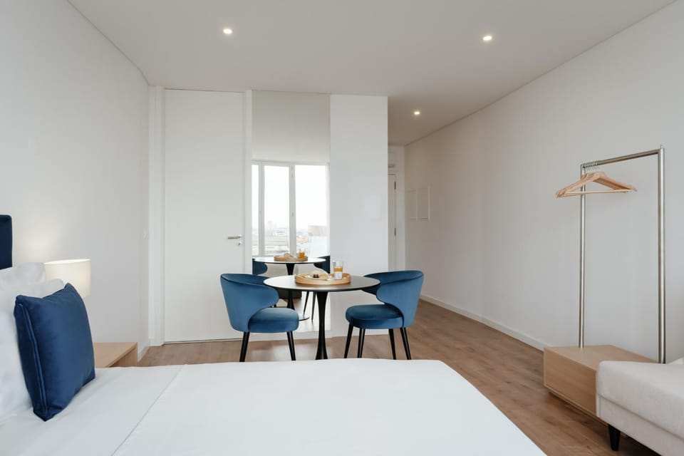 Bed, Photo of the whole room, Seating area, Dining area, Bedroom