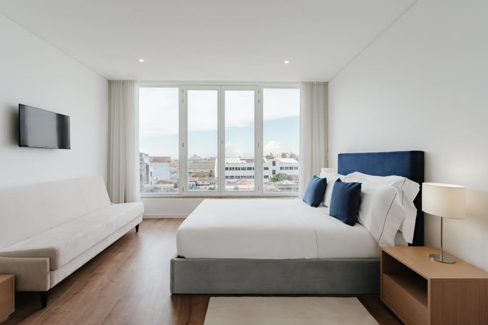 Bed, TV and multimedia, Photo of the whole room, Bedroom