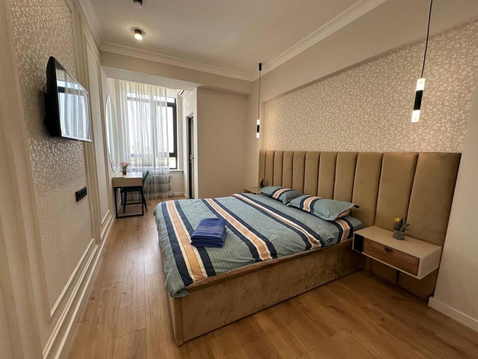 Bed, TV and multimedia, Bedroom