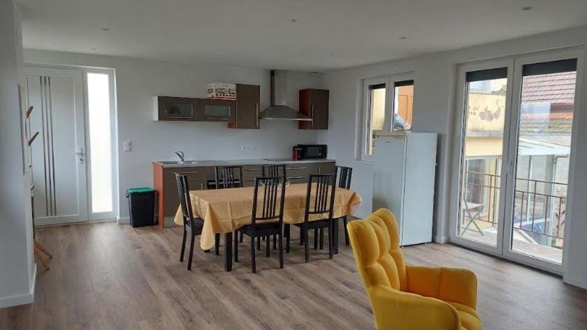 Kitchen or kitchenette, Seating area, Dining area, oven, pet friendly, stove