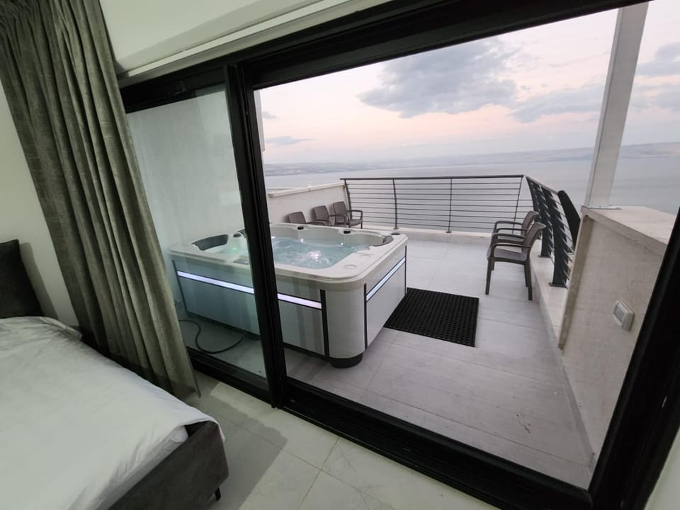 Bed, Natural landscape, Hot Tub, Balcony/Terrace