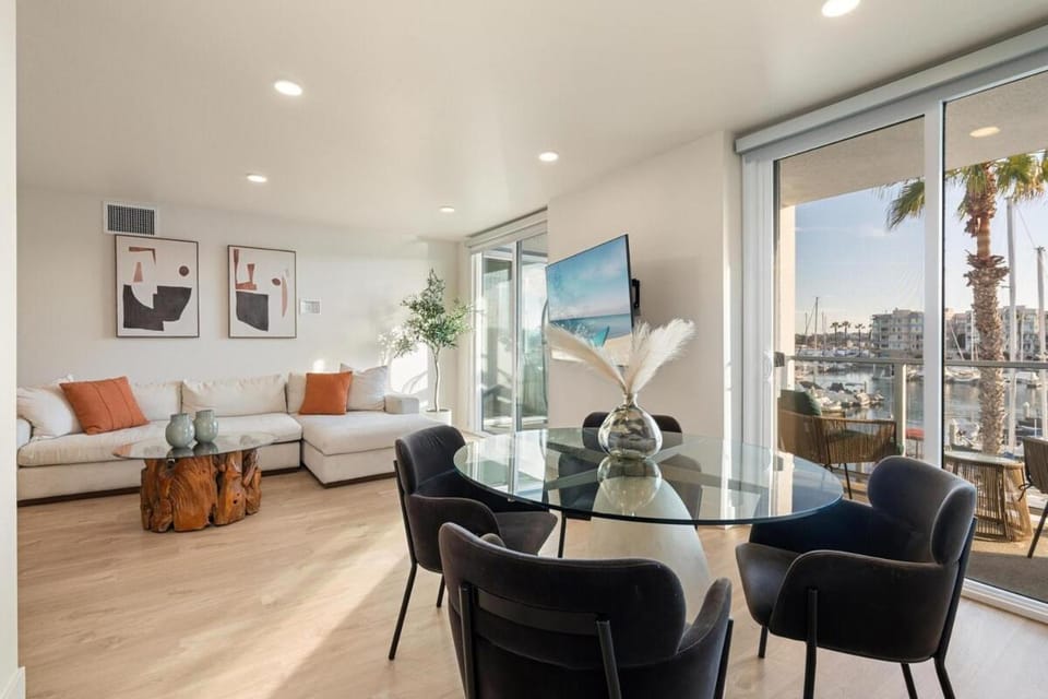 View (from property/room), Balcony/Terrace, Living room, Seating area, Dining area, Evening entertainment, City view