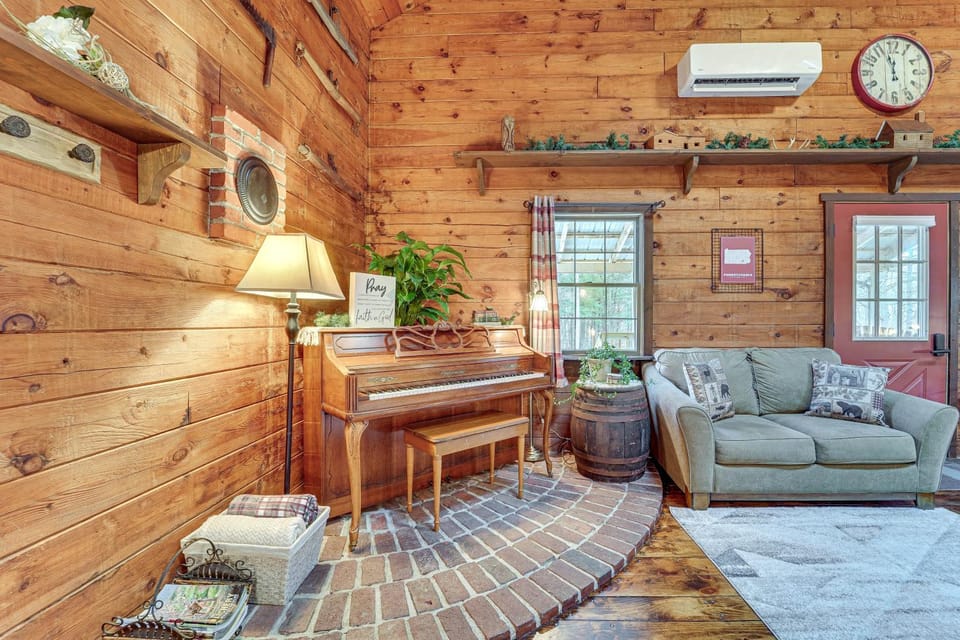 Family-Friendly Tyrone Cabin w/ Deck Near Hiking Cabin in Allegheny River
