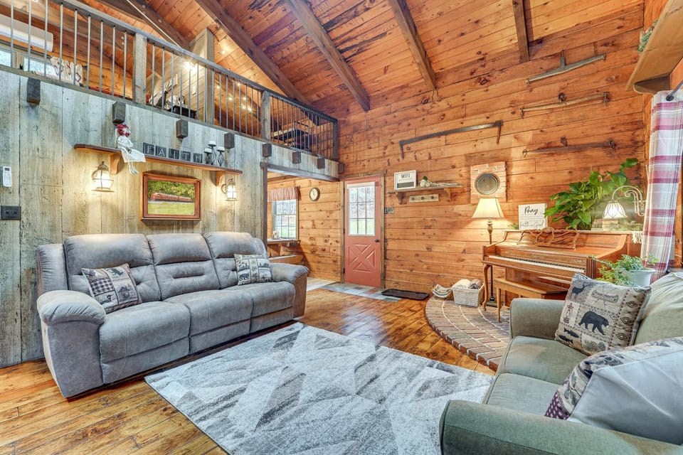 Family-Friendly Tyrone Cabin w/ Deck Near Hiking Cabin in Allegheny River