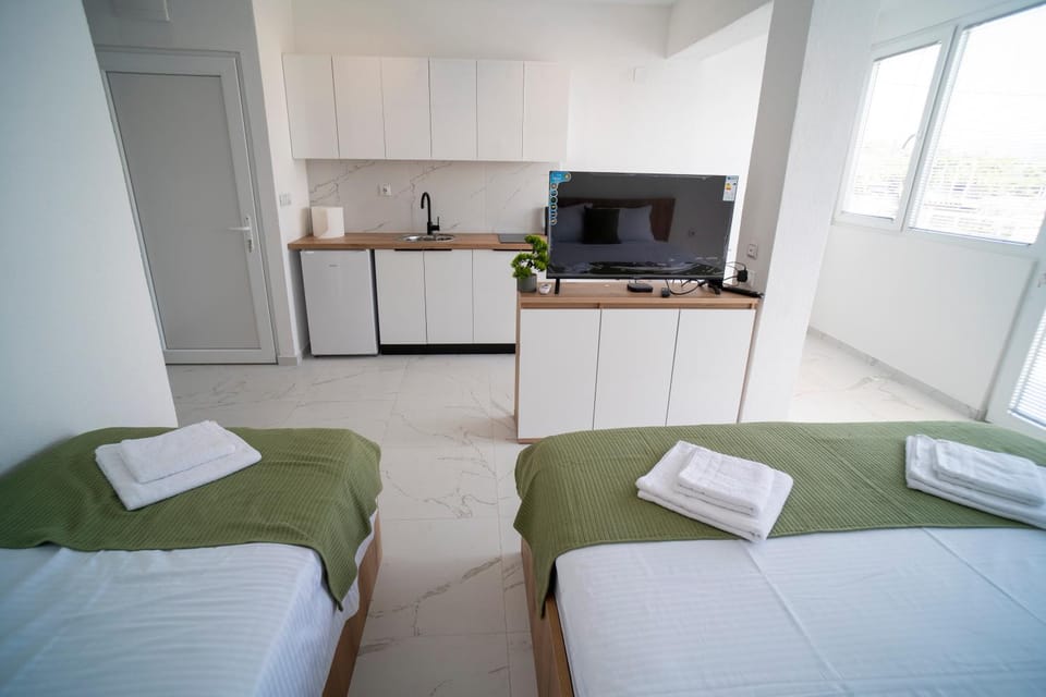 TV and multimedia, Kitchen or kitchenette, Photo of the whole room, Bedroom