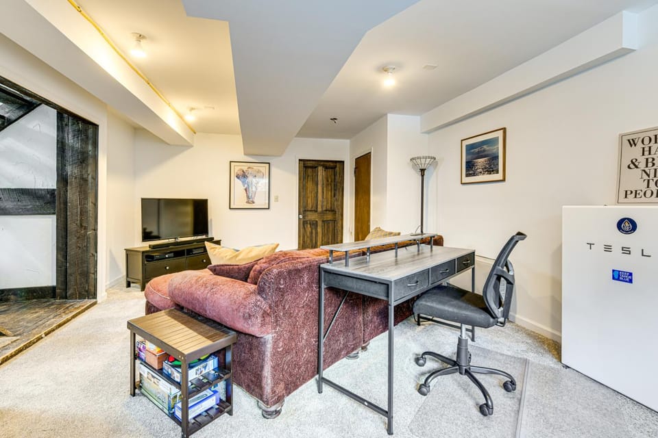 11 Mi to Sugarbush: Eclectic Ski House w/ Hot Tub! House in Roxbury