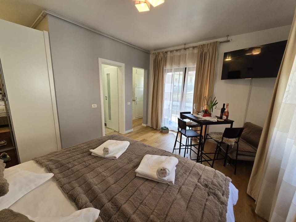 Seating area, Bedroom