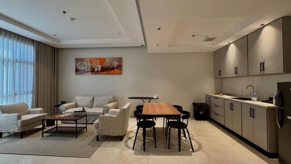 Kitchen or kitchenette, Living room, Seating area, Dining area