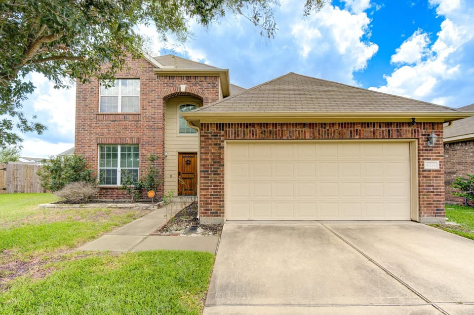 Elegant Retreat at Katy Houston, 2330 sf, 4 Bedroom 2 and Half Baths, Game Room, King Bed, BBQ, Located near Katy Asian Town, Typhoon Waterpark House in Houston