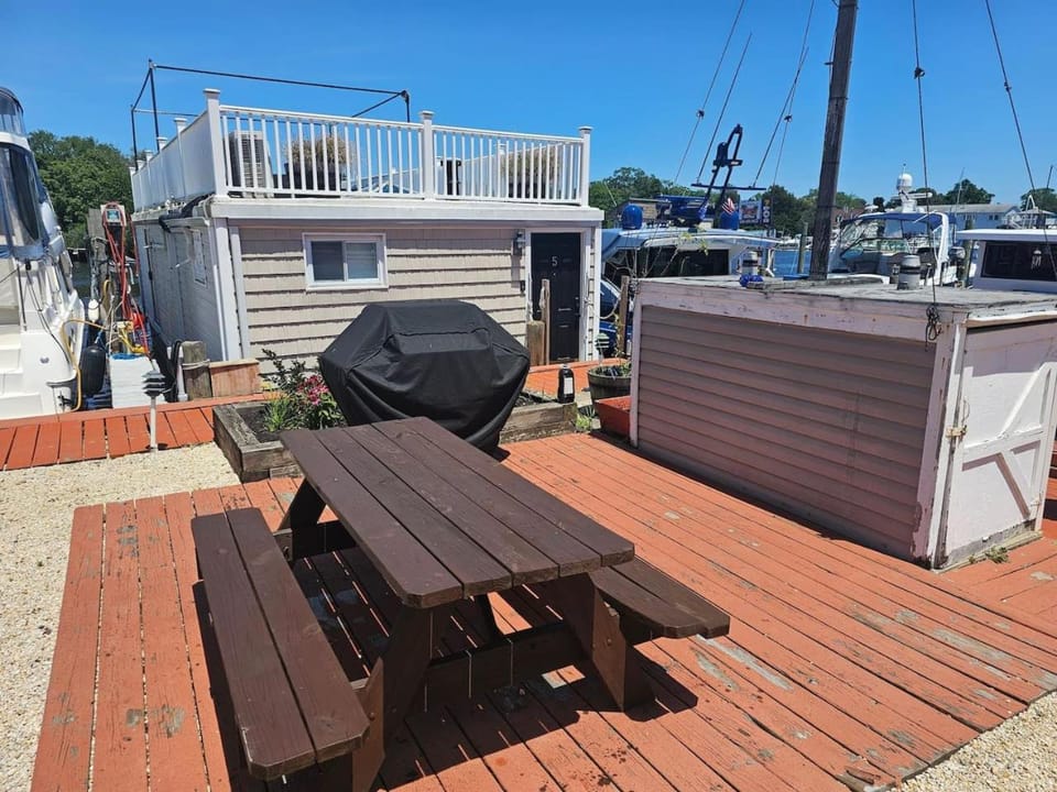 Recluse Floating Waterfront Escape Docked boat in Jersey Shore