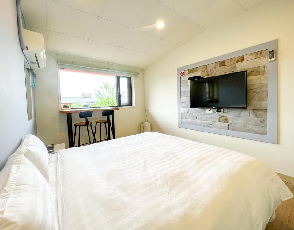 Bed, TV and multimedia, View (from property/room), Photo of the whole room, Bedroom, On site, hair dresser
