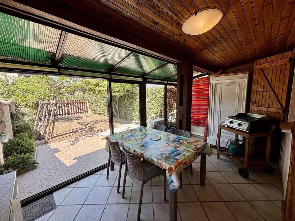 Patio, Day, Balcony/Terrace, Dining area