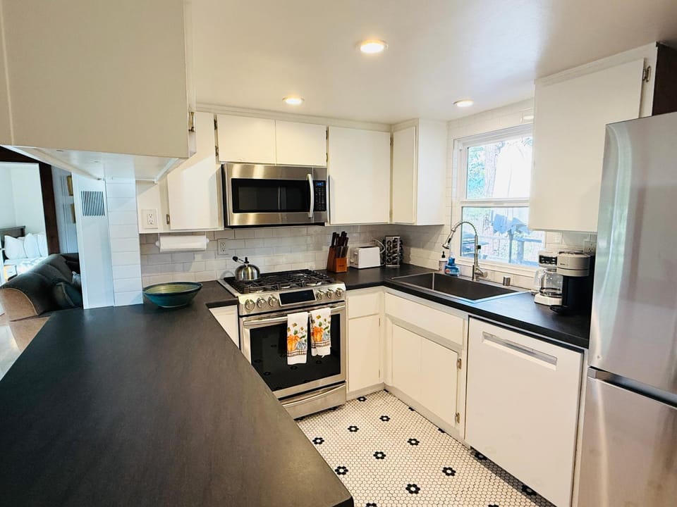 Coffee/tea facilities, Kitchen or kitchenette, dishwasher, oven, stove, toaster