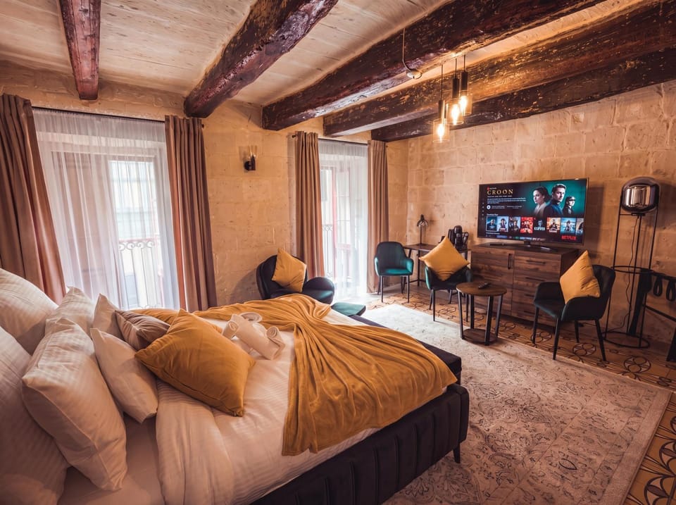 Communal lounge/ TV room, Bed, TV and multimedia, Living room, Photo of the whole room, Seating area, Evening entertainment, Bedroom