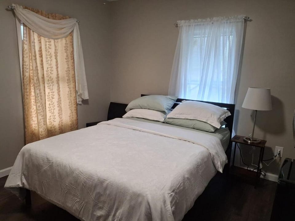 Two-Bedroom Home Private Parking 25 min to NYC House in Leonia