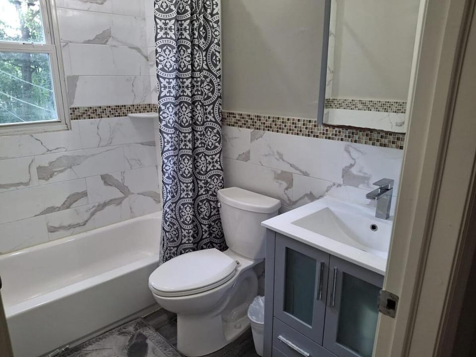 Two-Bedroom Home Private Parking 25 min to NYC House in Leonia