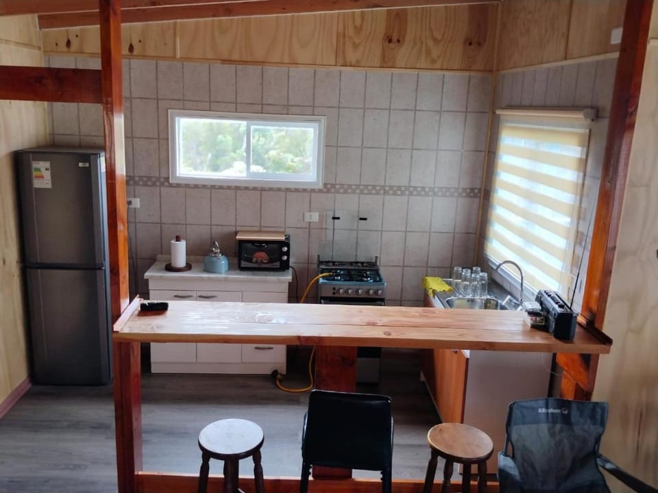 Coffee/tea facilities, Kitchen or kitchenette, Dining area, minibar, oven, stove, toaster