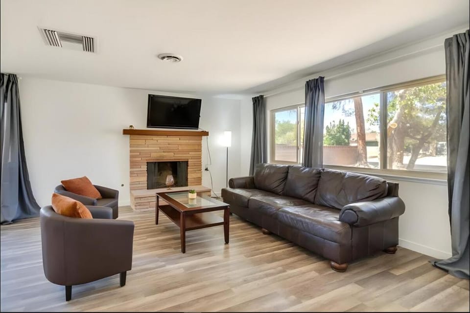 TV and multimedia, Living room, Seating area, Evening entertainment