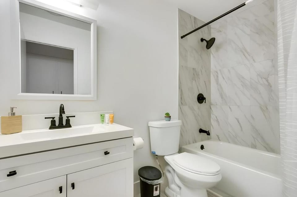 Shower, Toilet, Bathroom, Bath, towels
