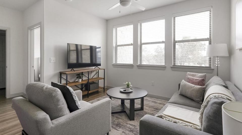 Landing at Birdie on Woodland Greens - 2 Bedrooms in Plaza Volente Apartment in Austin