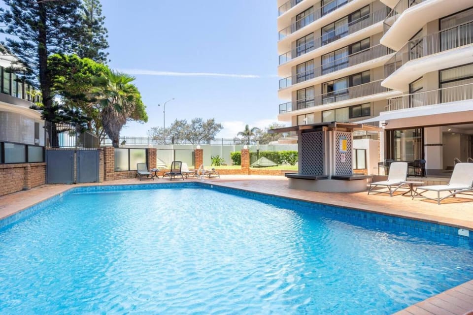 Beachfront Bliss 2 bed 2 bath Stunning Ocean views Apartment in Surfers Paradise