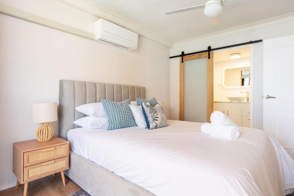 Beachfront Bliss 2 bed 2 bath Stunning Ocean views Apartment in Surfers Paradise