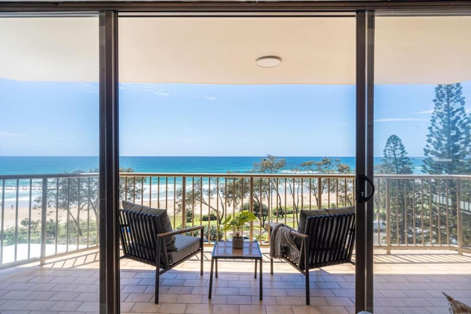 Beachfront Bliss 2 bed 2 bath Stunning Ocean views Apartment in Surfers Paradise