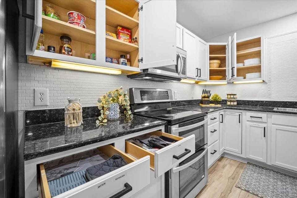 Kitchen or kitchenette, oven, stove