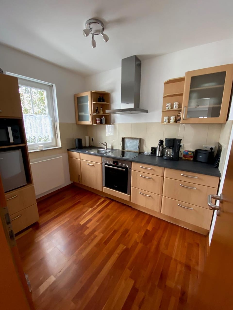 Coffee/tea facilities, Kitchen or kitchenette, oven, stove, toaster