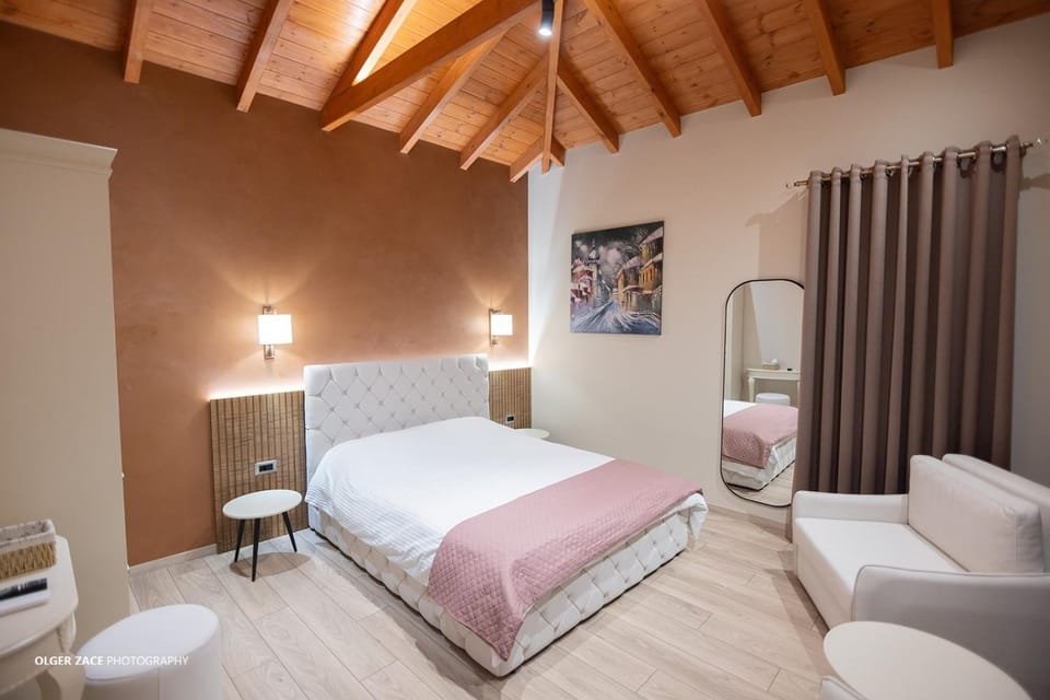 Bed, Photo of the whole room, Seating area