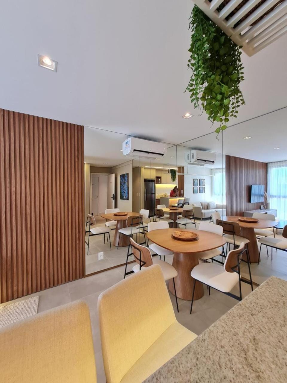Living room, Banquet/Function facilities, Seating area, Dining area, air conditioner