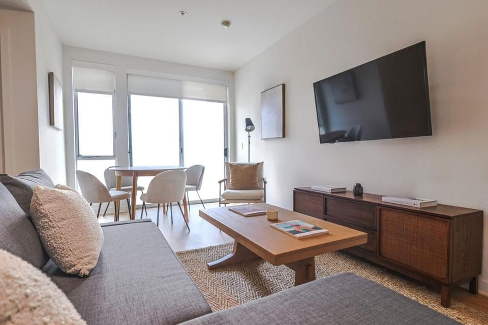 Communal lounge/ TV room, TV and multimedia, Living room, Seating area, Dining area