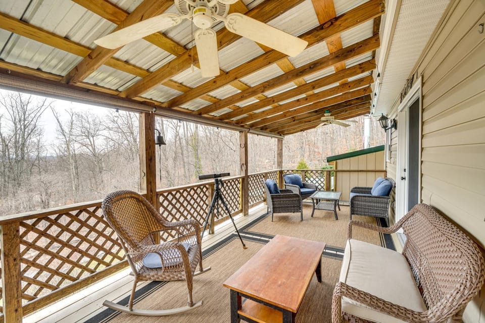 Knoxville Home: On-Site Hiking & Outdoor Kitchen! House in Maryland