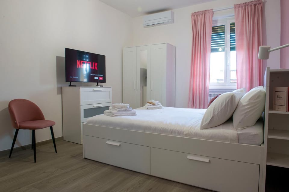 Photo of the whole room, Bedroom