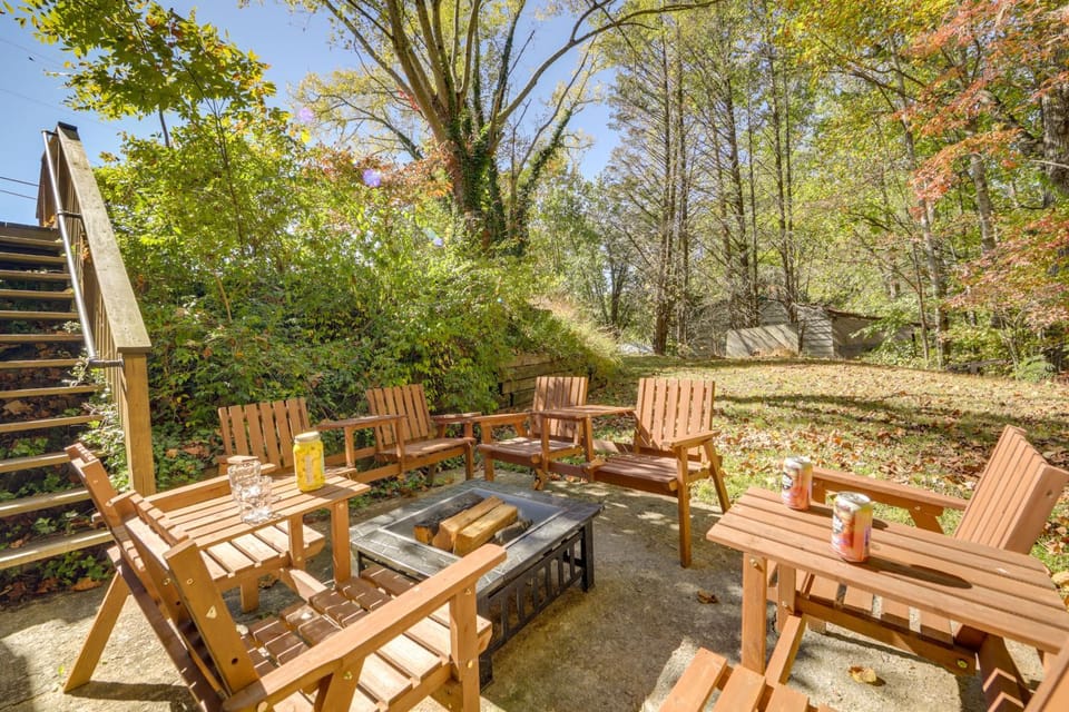 Renovated Smokies Cabin w/ Mtn-View Deck & Hot Tub Cabin in Gatlinburg